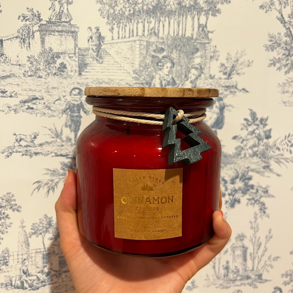 Cinnamon Scented Red Candle with Wooden Lid